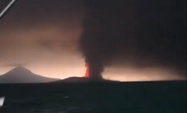 Indonesia erutta il vulcano Anak Krakatau chiusi quattro aeroporti disagi per oltre 270mila passeggeri 265x160