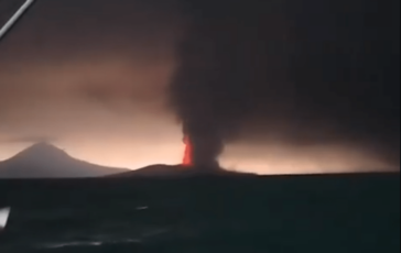 Indonesia erutta il vulcano Anak Krakatau chiusi quattro aeroporti disagi per oltre 270mila passeggeri 364x230