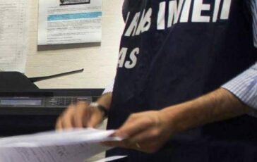 Insetti e vermi in alimenti per bambini sequestri e una denuncia a Napoli 364x230