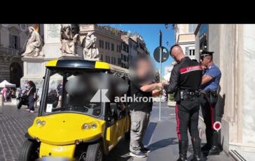 Invasione golf car a Roma blitz e controlli dei carabinieri nel centro della Capitale 364x230