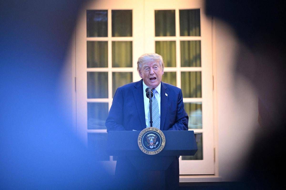 Iran, Trump: "Pronto a incontrare Pezeshkian ma anche a far saltare tutto in aria"