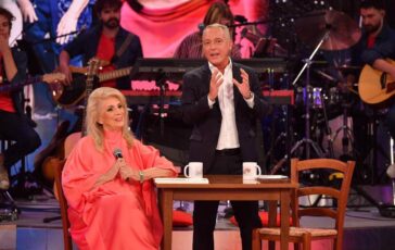 Iva Zanicchi scrive a De Martino Rispondimi. Il siparietto a BellaMa 364x230