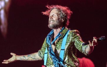 Jovanotti e qui la festa i 60 anni di Lorenzo leterno ragazzo fortunato della musica italiana 364x230