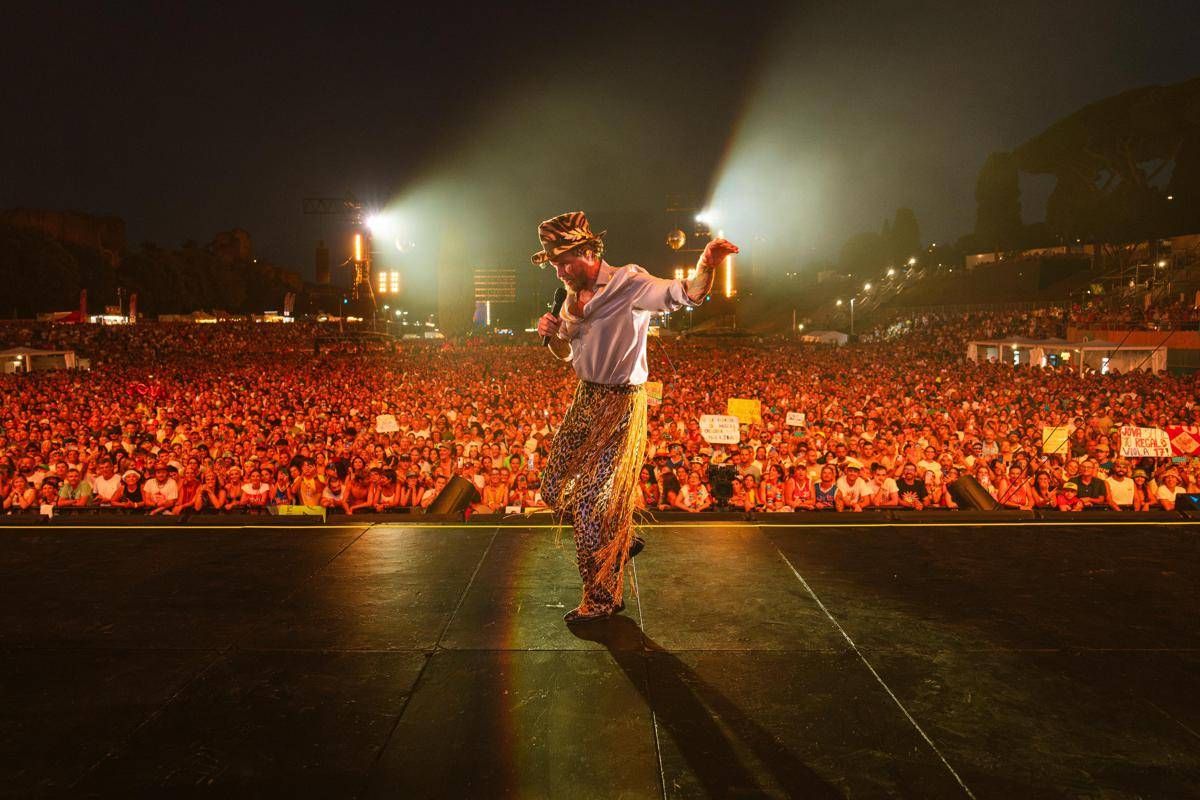 Jovanotti gladiatore col sorriso al Circo Massimo: "Il pessimismo è un lusso che non posso permettermi"