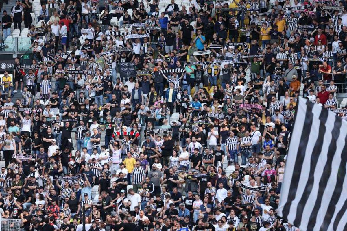 Juve-Atalanta, curva bianconera non rispetta minuto di silenzio per Mazzola e volta le spalle al campo