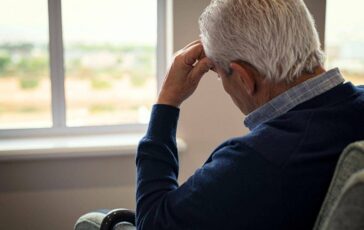 La pensione non gli basta a 74 anni torna a lavorare come fattorino 364x230