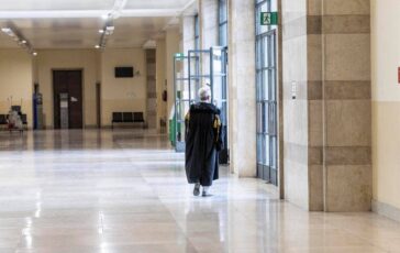 Lascia al nipote preferito uneredita di 800mila euro ma gli altri non ci stanno Non vedeva bene e stata guidata 364x230