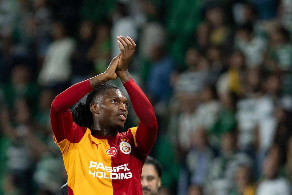Leao, pioggia di fischi all'esordio in Champions con il Galatasaray