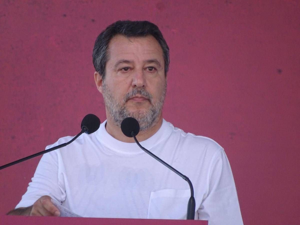 Lega, Salvini a Pontida lancia il congresso a ottobre: "Nessuno spazio a divisioni"