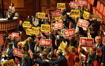 legge elettorale via libera del senato protesta delle opposizioni in aula 2
