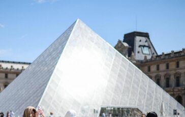 Louvre appendono due quadri nella sala della Gioconda. Arrestati due tedeschi Stavamo scherzando 364x230