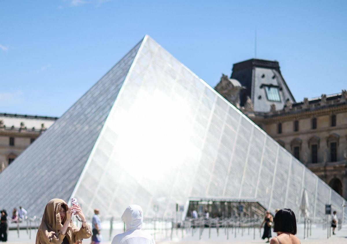 Louvre, appendono due quadri nella sala della Gioconda. Arrestati due tedeschi: "Stavamo scherzando"