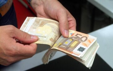 Manovra viceministro Leo Cercheremo risorse per portare aliquota a 33 per redditi tra 50 e 60mila euro 364x230