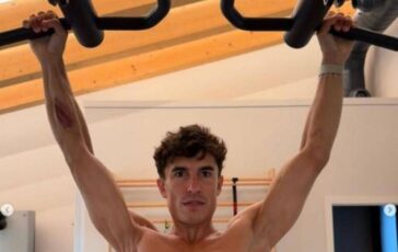 Marquez e la foto choc il pilota mostra la spalla deformata 364x230