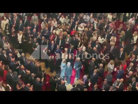 Mattarella alla Scala per i 120 anni della Cgil, il lungo applauso al suo ingresso