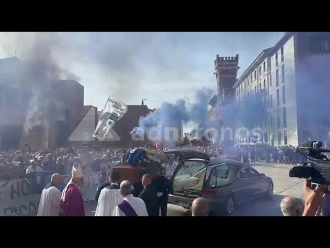 Mazzola, l’uscita del feretro dalla basilica di Sant’Ambrogio: l’ultimo coro dei tifosi dell’Inter