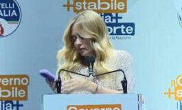 Meloni la telefonata e il discorso interrotto a Bari E mia figlia scusate 265x160
