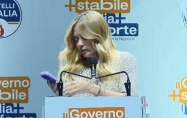 Meloni la telefonata e il discorso interrotto a Bari E mia figlia scusate 364x230