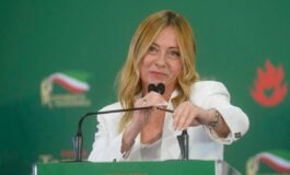 Meloni punge le opposizioni Non cantate Bollo ciao. E mette Vannacci nel mirino A scuola tetto a stranieri e stop al burqa 265x160