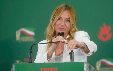 Meloni punge le opposizioni Non cantate Bollo ciao. E mette Vannacci nel mirino A scuola tetto a stranieri e stop al burqa 364x230
