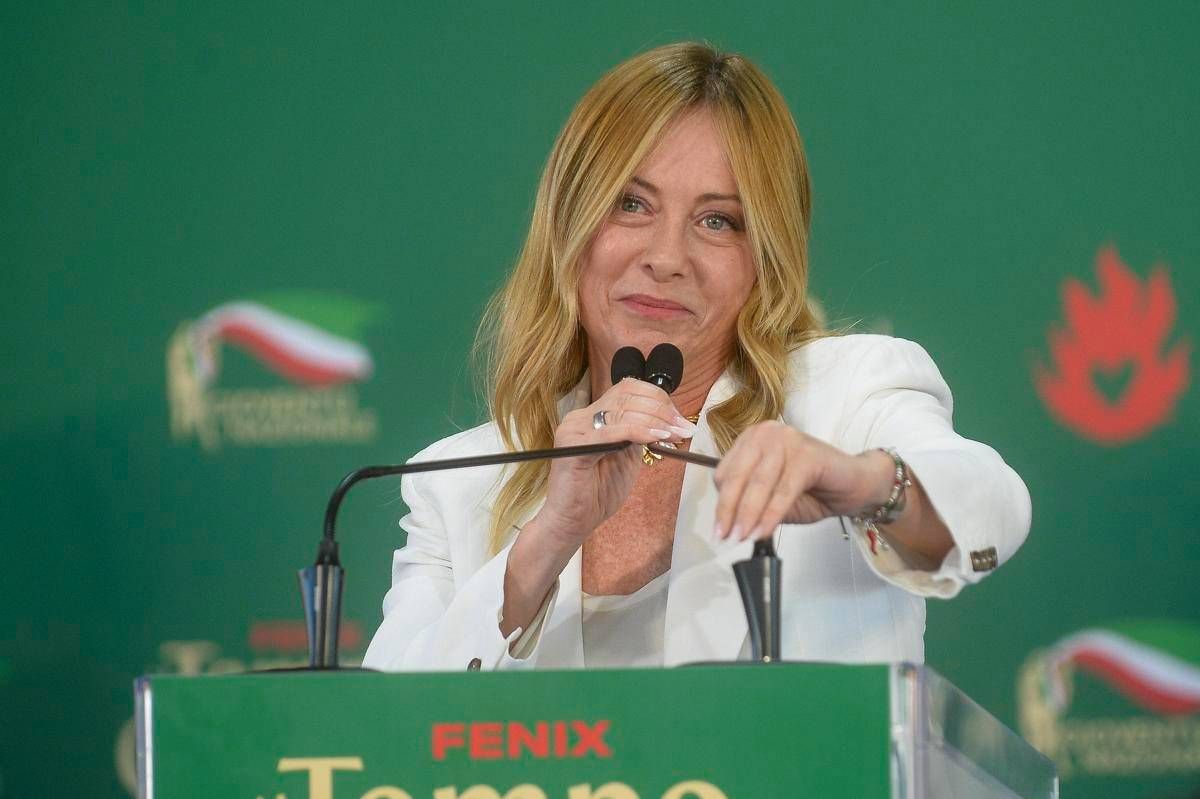 Meloni punge le opposizioni: "Non cantate 'Bollo ciao'?". E mette Vannacci nel mirino: "A scuola tetto a stranieri e stop al burqa"