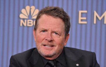 Michael J. Fox standing ovation agli Emmy Awards Accettare il Parkinson non vuol dire arrendersi 364x230