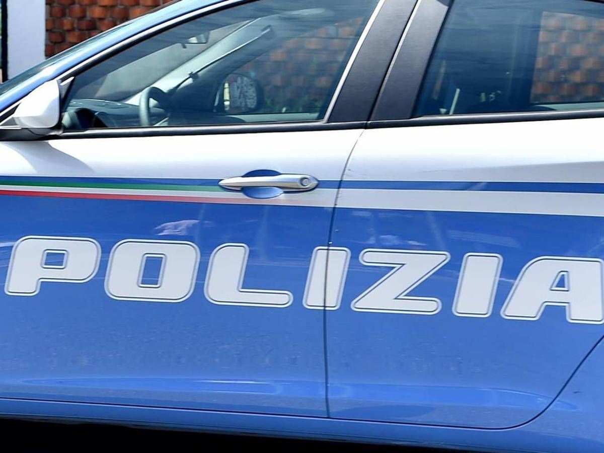 Migrante aggredisce poliziotti con spranga a Crotone. Il Tribunale ne aveva respinto il trattenimento: "Non pericoloso"