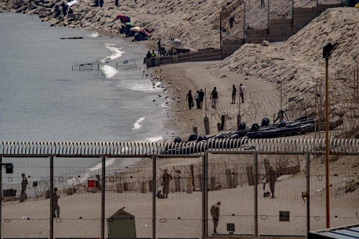 Migranti, Parlamento europeo condanna regolarizzazione Spagna: "Più protezione frontiere"