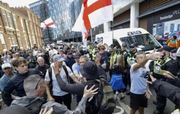 Migranti nuove manifestazioni a Portsmouth Limmigrazione clandestina deve finire 364x230
