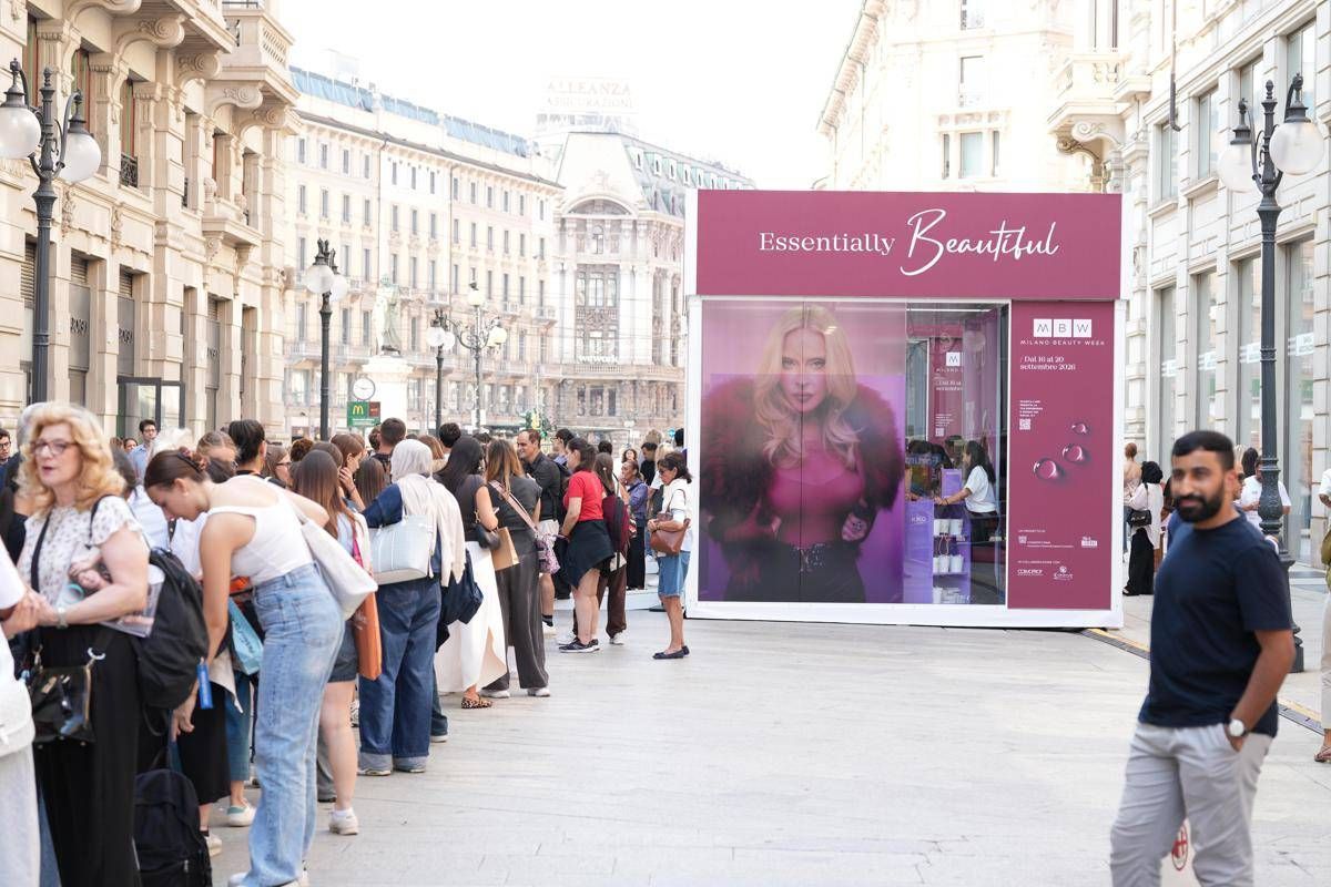 Milano Beauty Week, assalto ai pop up: lunghe code per profumi, esperienze skincare e make up
