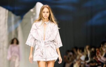 Milano Fashion Week anche la fidanzata di Sinner Laila Hasanovic sfila in passerella 364x230