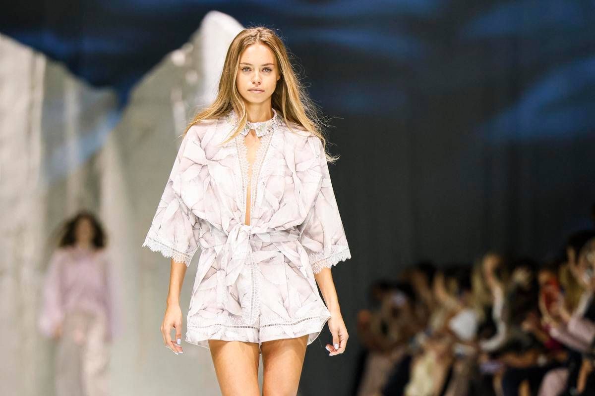 Milano Fashion Week, anche la fidanzata di Sinner Laila Hasanovic sfila in passerella