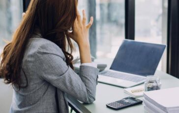 Molestie sul lavoro anche carezze e confidenze non richieste possono essere risarcite 364x230