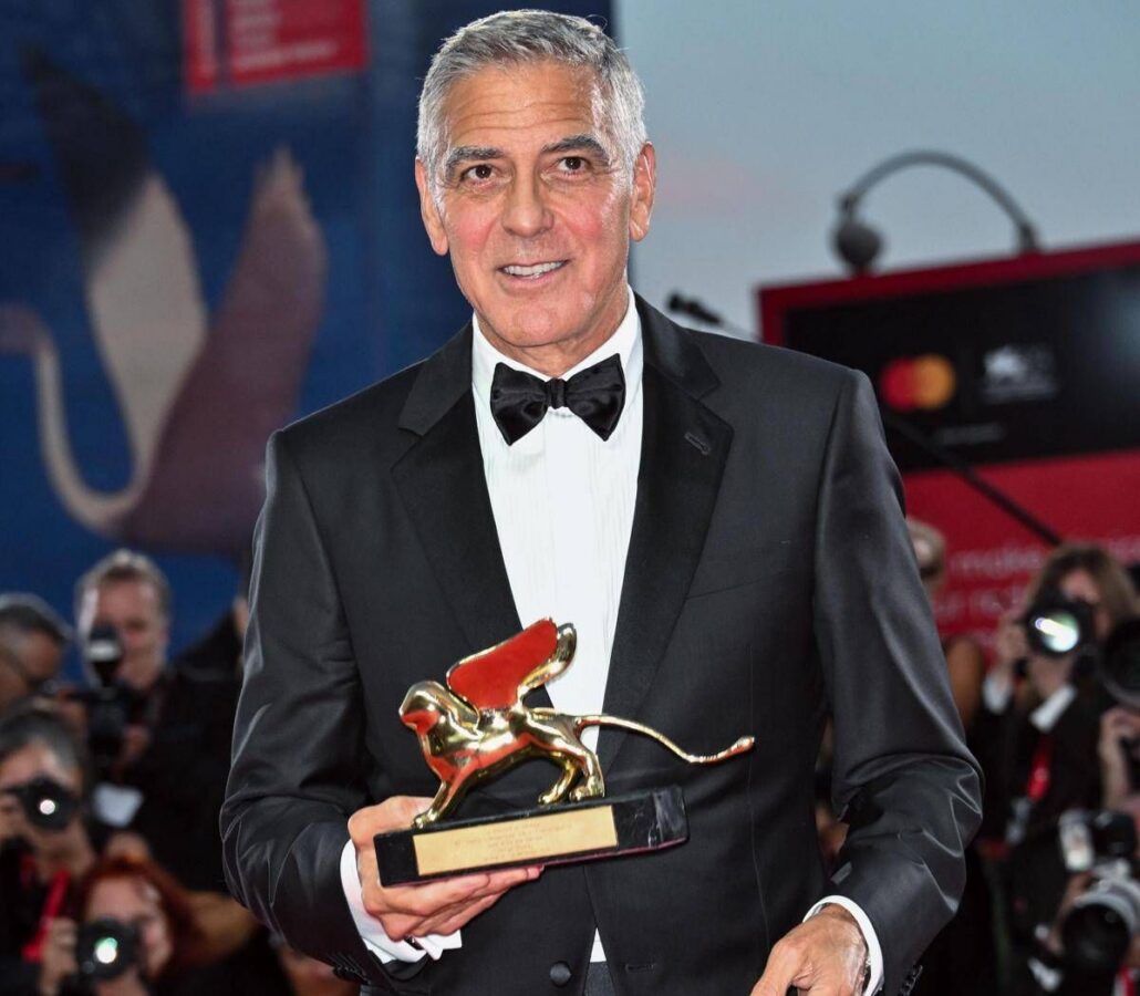 Mostra di Venezia, Clooney riceve il Leone d'oro alla carriera: "L'arte non ferma le guerre ma è antidoto contro la paura"