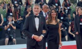 Mostra di Venezia Giuli sul red carpet con pochette rossa e spilletta verde per la Palestina 265x160