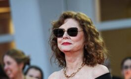 Mostra di Venezia Susan Sarandon sul tappeto rosso con la spilletta cessate il fuoco a Gaza 265x160