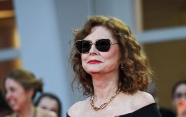 Mostra di Venezia Susan Sarandon sul tappeto rosso con la spilletta cessate il fuoco a Gaza 364x230
