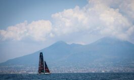 Napoli alza il sipario sullAmericas Cup al via le Regate Preliminari nel Golfo 265x160