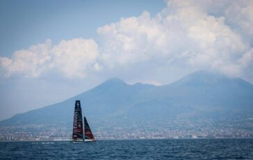 Napoli alza il sipario sullAmericas Cup al via le Regate Preliminari nel Golfo 364x230