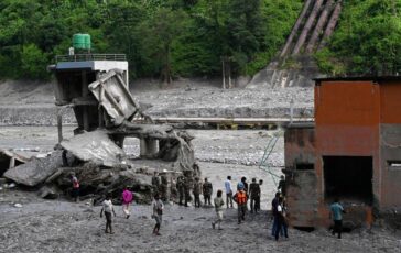 Nepal cittadino cinese estratto vivo da un tunnel a 10 giorni dallalluvione 364x230