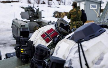 Norvegia armi e artiglieria al confine con la Russia. Mosca minaccia ulteriori misure 364x230