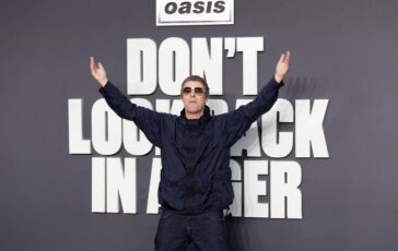 Oasis a Roma Liam Gallagher scatenato sui social le risposte surreali ai fan 364x230