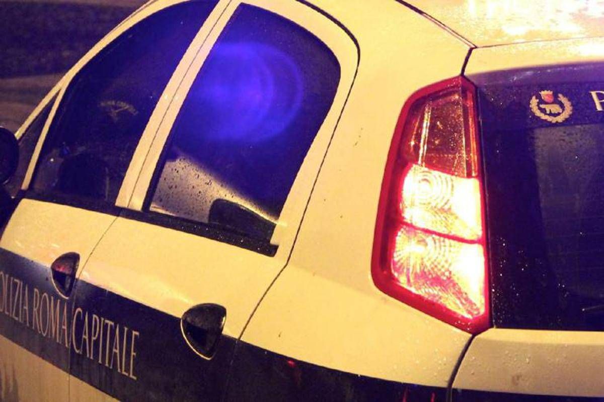 Ostia, autocarro danneggia ponte sulla via del Mare: traffico in tilt a Roma Sud