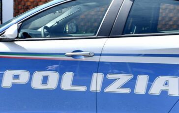 Paura a Roma nuda e armata di coltello minaccia passante bloccata con taser e portata in ospedale 364x230