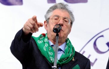 Per fortuna Umberto Bossi e morto e bufera sul consigliere Pd di Reggio Emilia 364x230