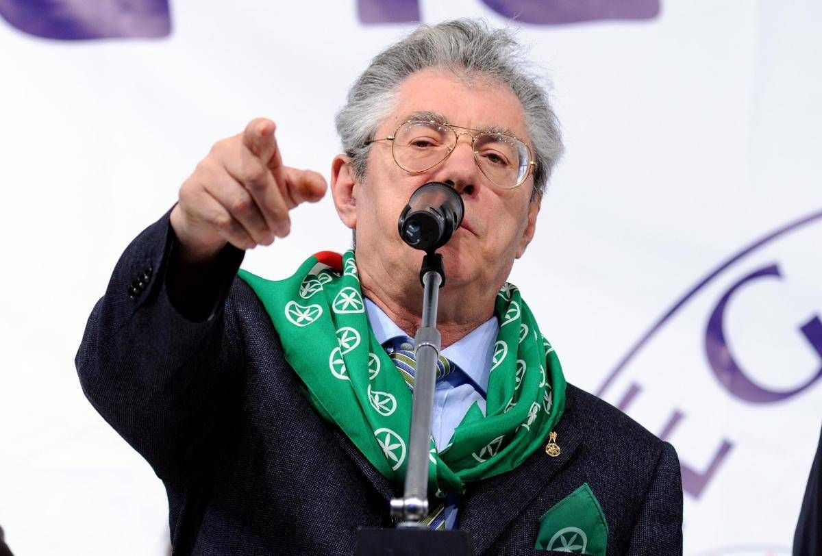 "Per fortuna Umberto Bossi è morto": è bufera sul consigliere Pd di Reggio Emilia