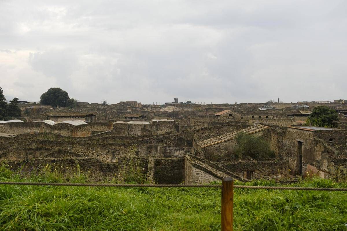 Pompei, si finge guida turistica e abusa di un 17enne in domus chiusa al pubblico: arrestato guardiano del Parco