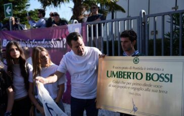 Pontida Lega intitola pratone a Bossi. Salvini accolto da ovazione Si vince uniti 364x230