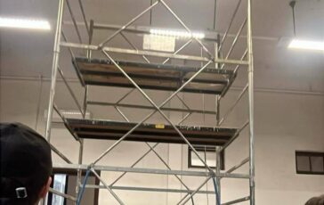 Primo giorno di scuola a Roma studenti in classe con limpalcatura 364x230
