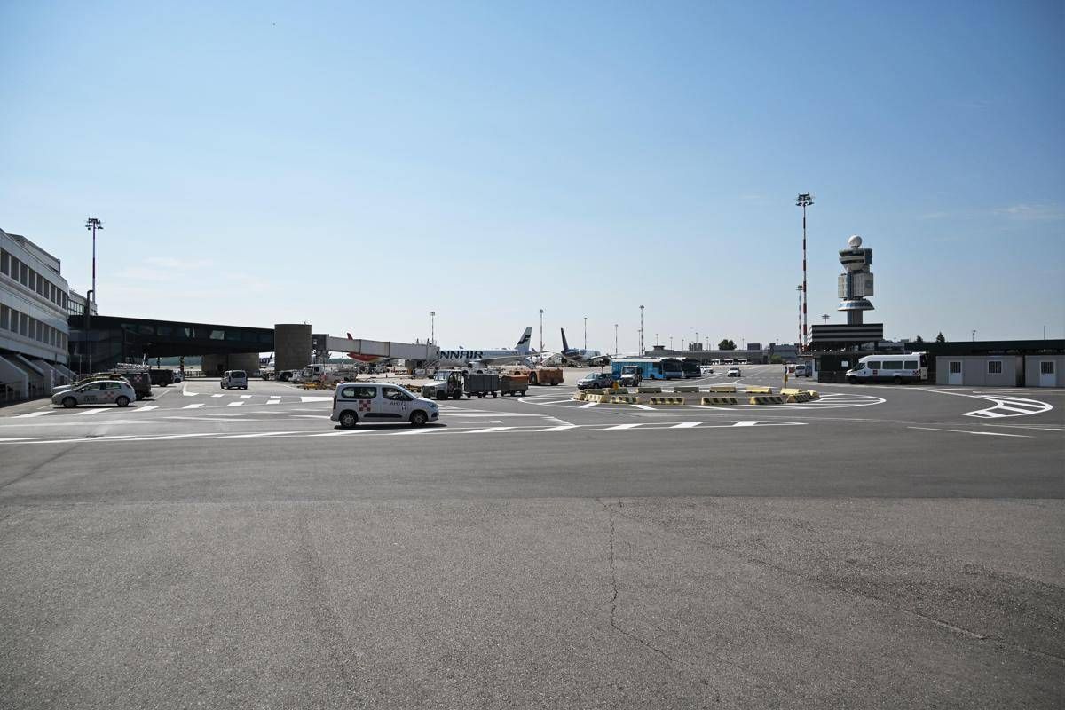Principio di incendio aereo Easyjet, aeroporto Malpensa momentaneamente chiuso